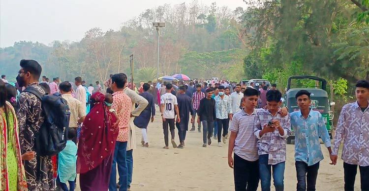 পর্যটকের পদচারণায় মুখর মহামায়া