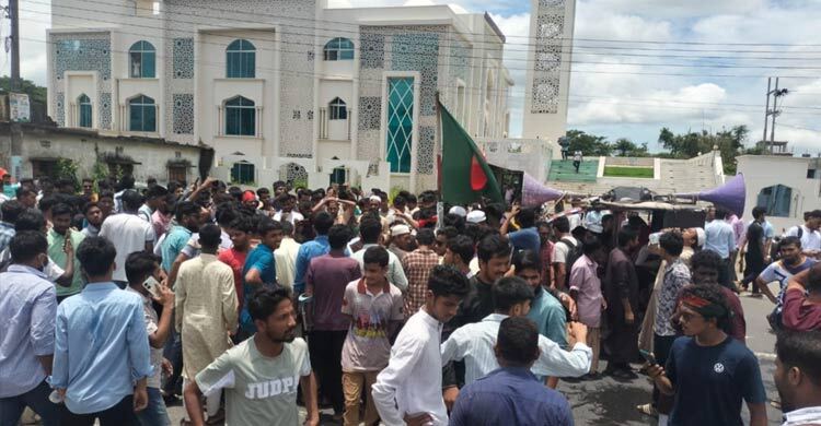 থানা ঘেরাও ও মহাসড়ক অবরোধ করলো বৈষম্যবিরোধী ছাত্র আন্দোলন