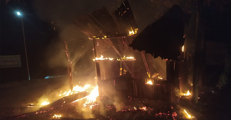 রাঙ্গুনিয়ায় আগুনে পুড়লো দোকানঘর