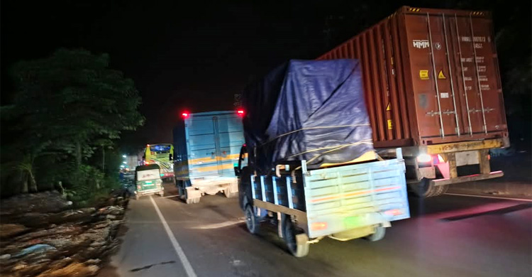 ঢাকা-চট্টগ্রাম মহাসড়ক অবরোধ, আটকে পড়া অ্যাম্বুলেন্স চালককে মারধর