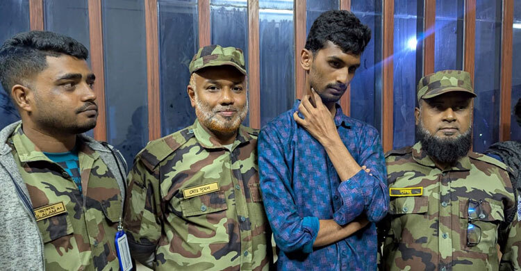 দীর্ঘদিন চবি শিক্ষার্থী পরিচয়ে ঘোরাফেরা-চ্যাটিং, অবশেষে ধরা