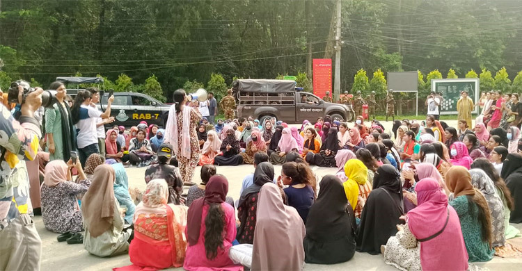 উপাচার্যের বক্তব্যের প্রতিবাদে নারী শিক্ষার্থীদের অবস্থান