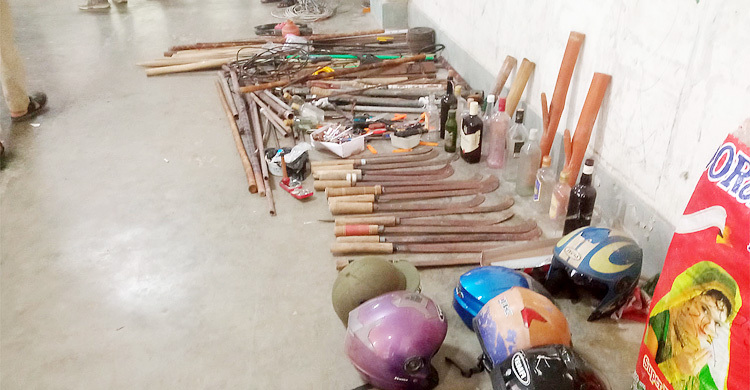 লুট হওয়া দেশীয় অস্ত্র ৪৮ ঘণ্টার মধ্যে ফেরতের নির্দেশ প্রশাসনের