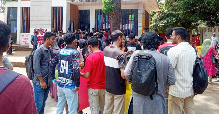 শিক্ষার্থীকে স্থানীয়দের মারধর, প্রতিবাদে চবির প্রধান ফটকে তালা