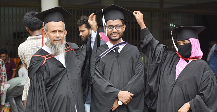 সন্তানের আনন্দ ভাগাভাগি করতে ক্যাম্পাসে বাবা-মা