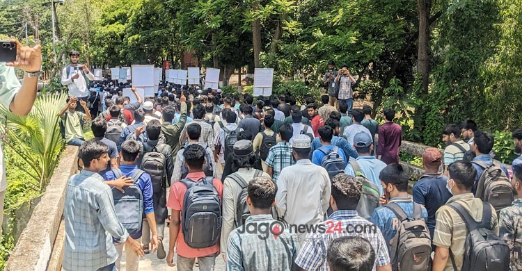 চবিতে আবাসন ভাতাসহ ৭ দফা দাবিতে ছাত্রশিবিরের বিক্ষোভ