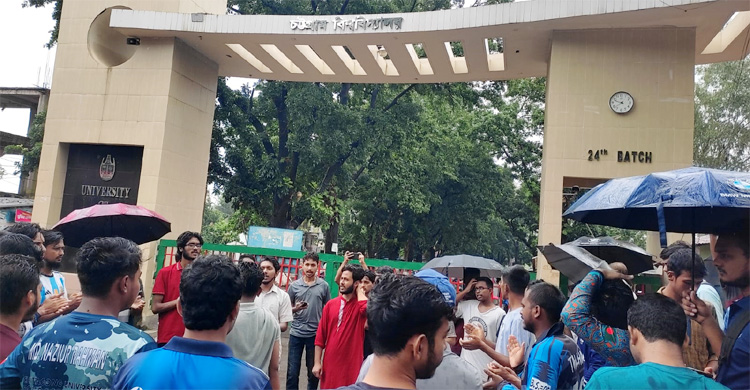 চাঁদা না দেওয়ায় দুই শিক্ষার্থীর ওপর হামলা, চবির ফটকে তালা