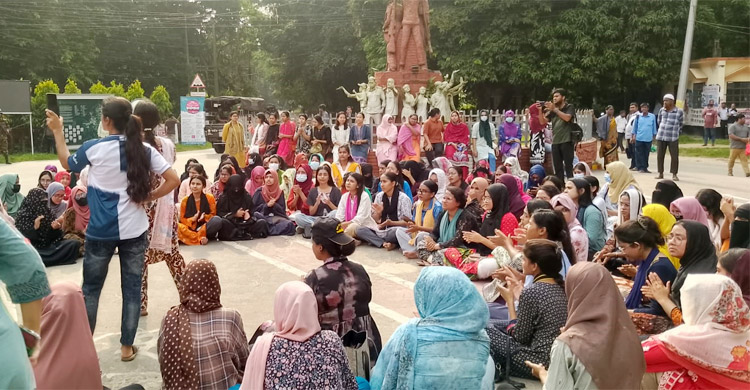 উপাচার্যের বক্তব্যের প্রতিবাদে নারী শিক্ষার্থীদের অবস্থান