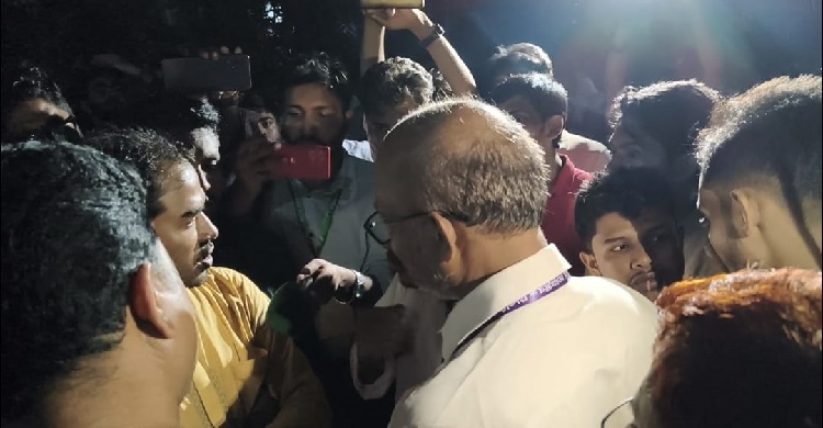 ভোট কারচুপির অভিযোগে উপ-উপাচার্যকে অবরুদ্ধ ছাত্রদলের