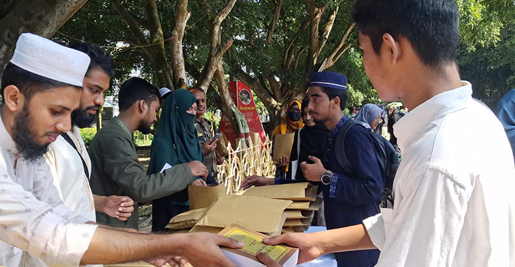 নোয়াখালীতে হামলার প্রতিবাদে চবিতে শিবিরের কোরআন বিতরণ