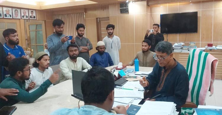 আপনাকে আমরা পদে বসিয়েছি, আমাদের কথা মানতে বাধ্য