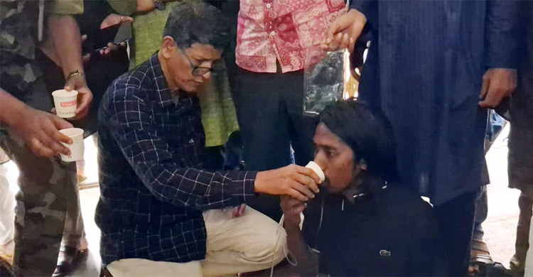 ৫২ ঘণ্টা পর অনশন ভাঙলেন চবির ৯ শিক্ষার্থী