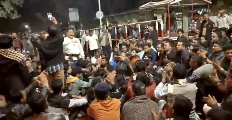 চবিতে ছাত্রদল-শিবির মুখোমুখি, মূল গেটের বাইরে বহিরাগতদের অবস্থান