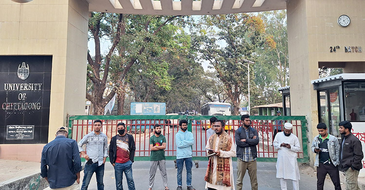 শিক্ষার্থীদের যাতায়াতে বাস না দেওয়ায় চবির মূল ফটকে তালা