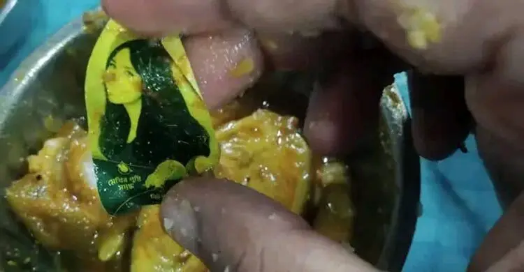 চবির হলের তরকারিতে নারীর ছবিযুক্ত স্টিকার