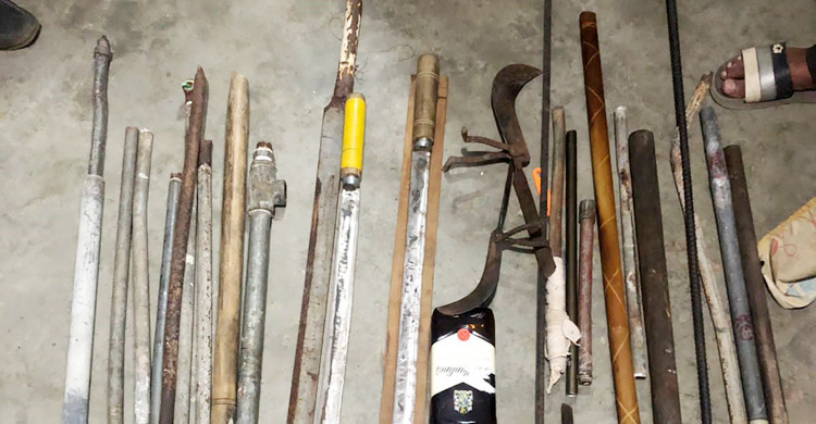 লুট হওয়া দেশীয় অস্ত্র ৪৮ ঘণ্টার মধ্যে ফেরতের নির্দেশ প্রশাসনের