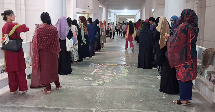 ভোটকেন্দ্রে দীর্ঘ সারি, শিক্ষার্থীদের উচ্ছ্বাস