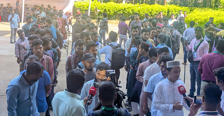 ভোটকেন্দ্রে দীর্ঘ সারি, শিক্ষার্থীদের উচ্ছ্বাস