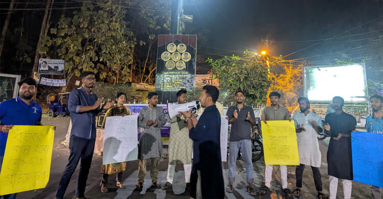 ধর্ষণে জড়িতের শাস্তির দাবিতে চবি শিক্ষার্থীদের অবস্থান কর্মসূচি