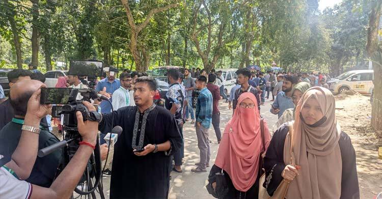 ক্যাম্পাসে শিক্ষার্থীদের আনা-নেওয়া করছে ১১ জোড়া শাটল ১৫ জোড়া বাস