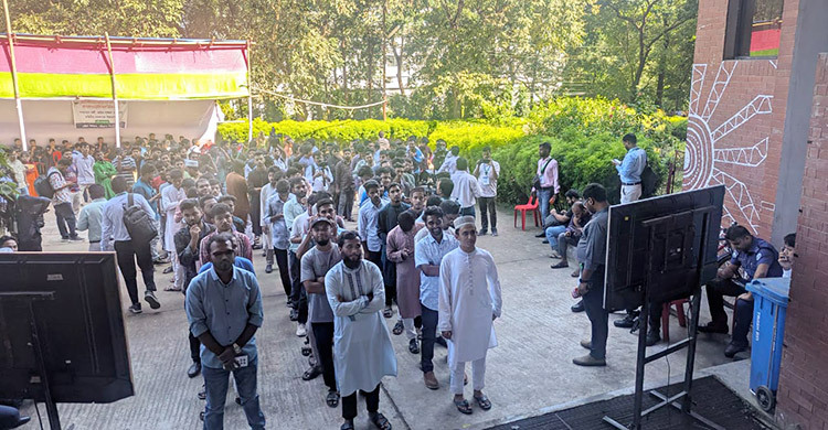 চাকসু নির্বাচনে চার ঘণ্টায় ভোট পড়েছে ৩৫ শতাংশ