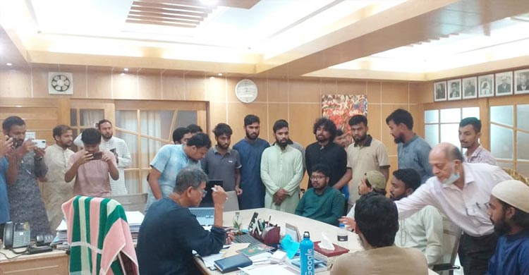 আপনাকে আমরা পদে বসিয়েছি, আমাদের কথা মানতে বাধ্য