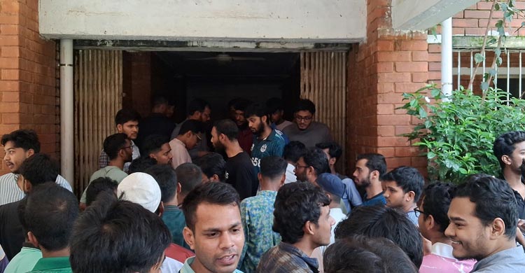 চট্টগ্রাম বিশ্ববিদ্যালয় হলের ক্যানটিনে পচা ডিম-বাসি খিচুড়ি