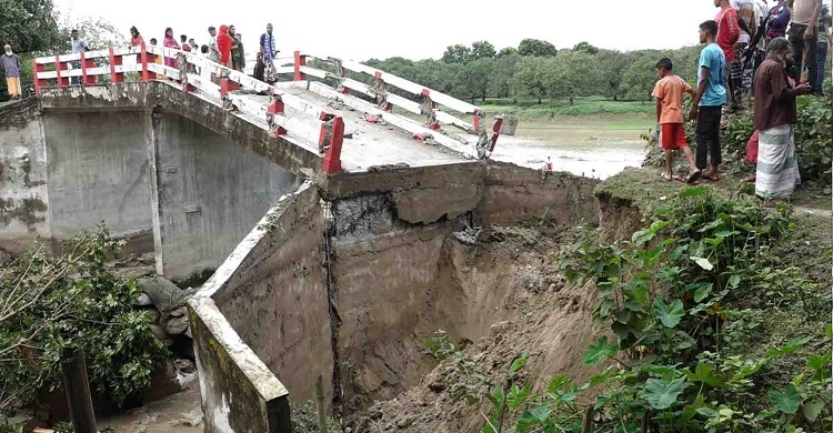 রাতভর বৃষ্টিতে ভেঙে পড়েছে কালভার্ট, তিন ইউনিয়নের মানুষের ভোগান্তি