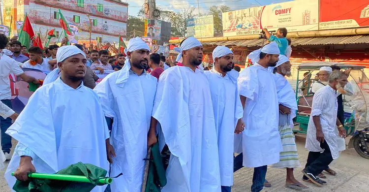 কাফনের কাপড় পরে বিক্ষোভ