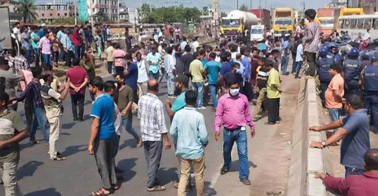 Nassa Group workers block Dhaka-Ctg Highway triggering hours-long tailback