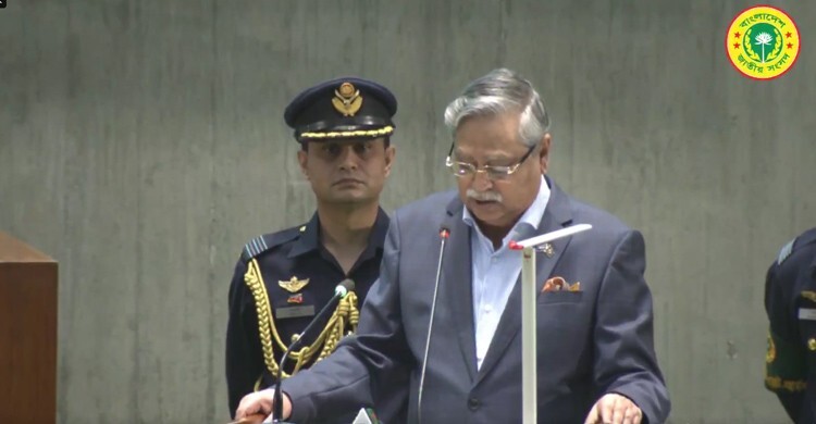 রাষ্ট্রপতির ভাষণে হাসিমুখে টেবিল চাপড়ে প্রধানমন্ত্রীর অভিনন্দন