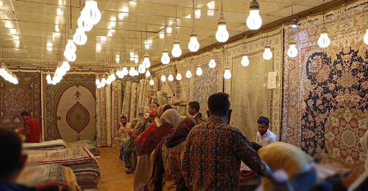 বাণিজ্যমেলায় বিদেশি কার্পেটে মুগ্ধ ক্রেতা-দর্শনার্থী