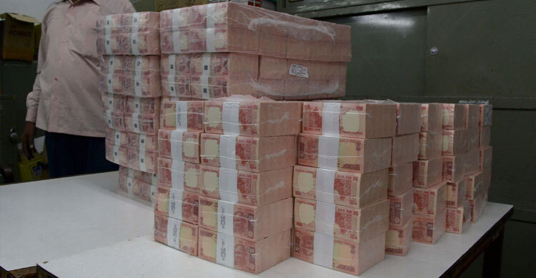 ভারতে এক কর্মকর্তার বাড়ি থেকে বিপুল অর্থ ও বিলাসবহুল গাড়ি উদ্ধার