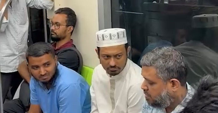 ইফতার শেষে মেট্রোরেলে করে নিজ গন্তব্যের পথে নাসিরউদ্দিন পাটোয়ারী