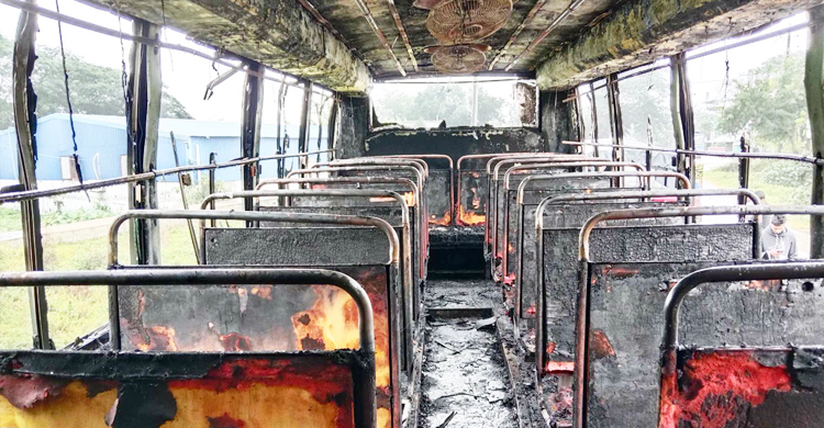 কুমিল্লায় দাঁড়িয়ে থাকা বাসে আগুন