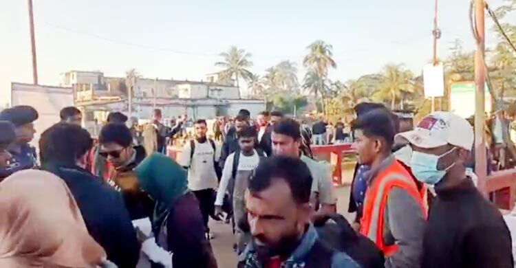 ১১০০ পর্যটক নিয়ে সেন্টমার্টিন গেলো তিন জাহাজ