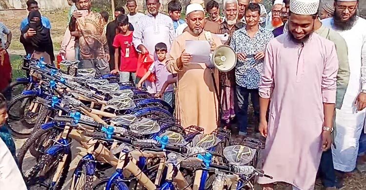 টানা ৪০ দিন জামাতে নামাজ পড়ে সাইকেল পেলো শিশু-কিশোররা