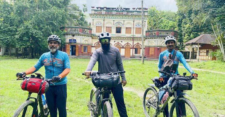 জমিদারবাড়ি ও তিন সাইকেল আরোহীর গল্প
