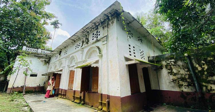 জমিদারবাড়ি ও তিন সাইকেল আরোহীর গল্প