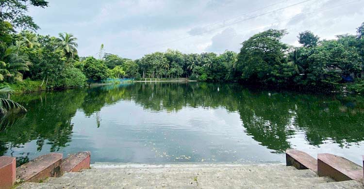 জমিদারবাড়ি ও তিন সাইকেল আরোহীর গল্প