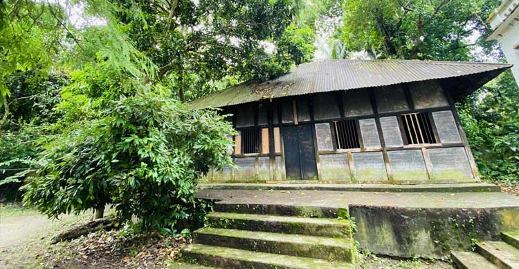 জমিদারবাড়ি ও তিন সাইকেল আরোহীর গল্প