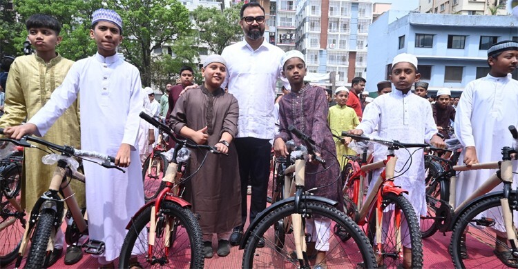 জামাতে নামাজ আদায়ে উৎসাহিত করতে ৩১৭ শিশুকে সাইকেল উপহার