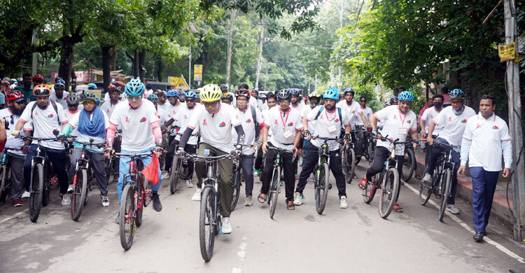 জুলাই গণঅভ্যুত্থান উদযাপনে ঢাকায় বাইসাইকেল শোভাযাত্রা