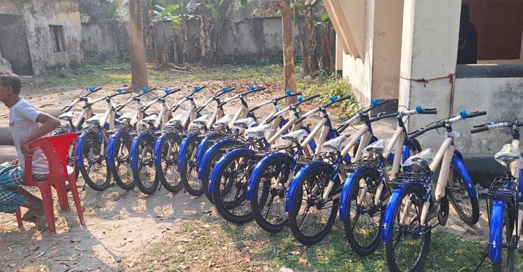 টানা ৪০ দিন জামাতে নামাজ পড়ে সাইকেল পেলো শিশু-কিশোররা