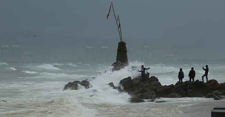 অন্ধ্র প্রদেশের দিকে ধেয়ে যাচ্ছে ঘূর্ণিঝড় ‘মন্থা’, আঘাত হানবে সন্ধ্যায়
