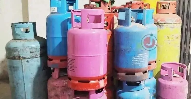 সাড়ে ১২ কেজি সিলিন্ডারের দাম ৭৭৬ টাকা থেকে বাড়িয়ে ১২৩৫ করার প্রস্তাব