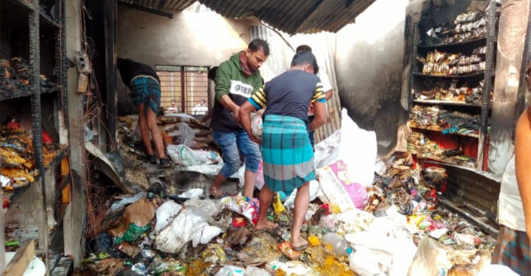 আগুনে ১২ ব্যবসা প্রতিষ্ঠান পুড়ে ছাই