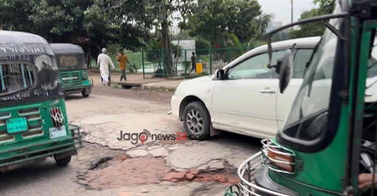 বড় বড় গর্তে গতি হারাচ্ছে হাতিরঝিল সড়ক