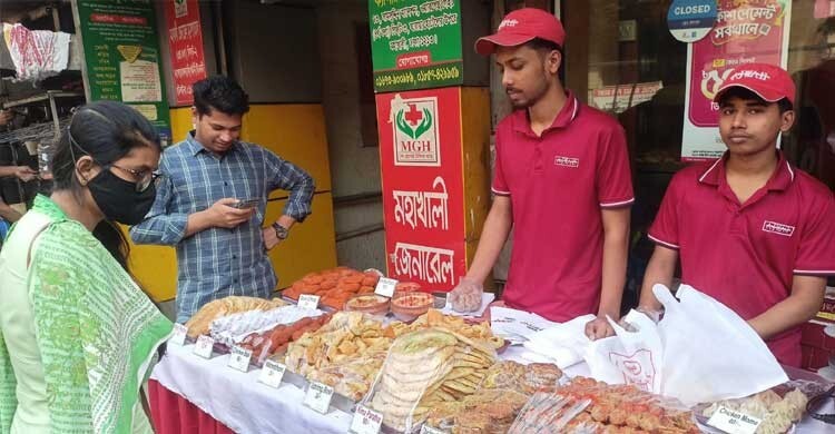 প্রথম ইফতারে পসরা সাজিয়েছে মহাখালীর রেস্তোরাঁগুলো