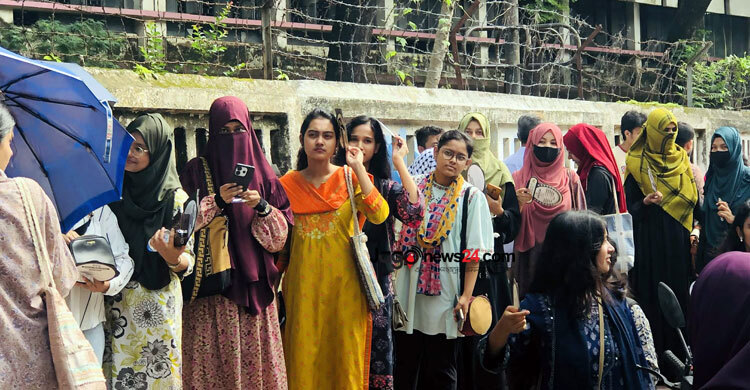 গরমে ভোগান্তি, পাখার বাতাসে স্বস্তি খুঁজছেন নারী ভোটাররা